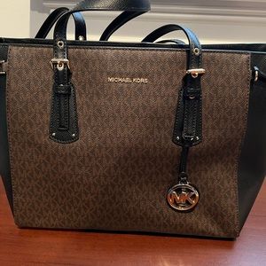 Michael Kors Voyager Medium Tote Bag